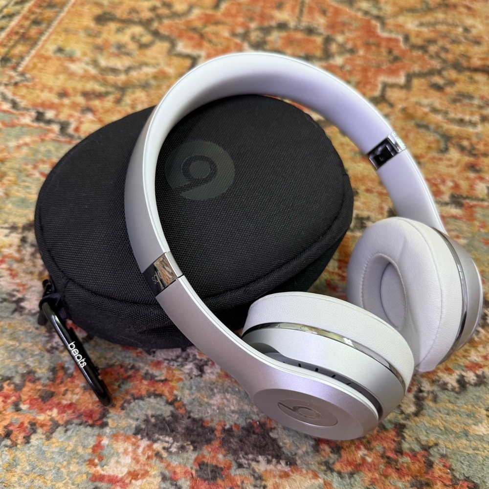 Beats by Dre Solo3 Wireless Silver Headphones with Case & Charger